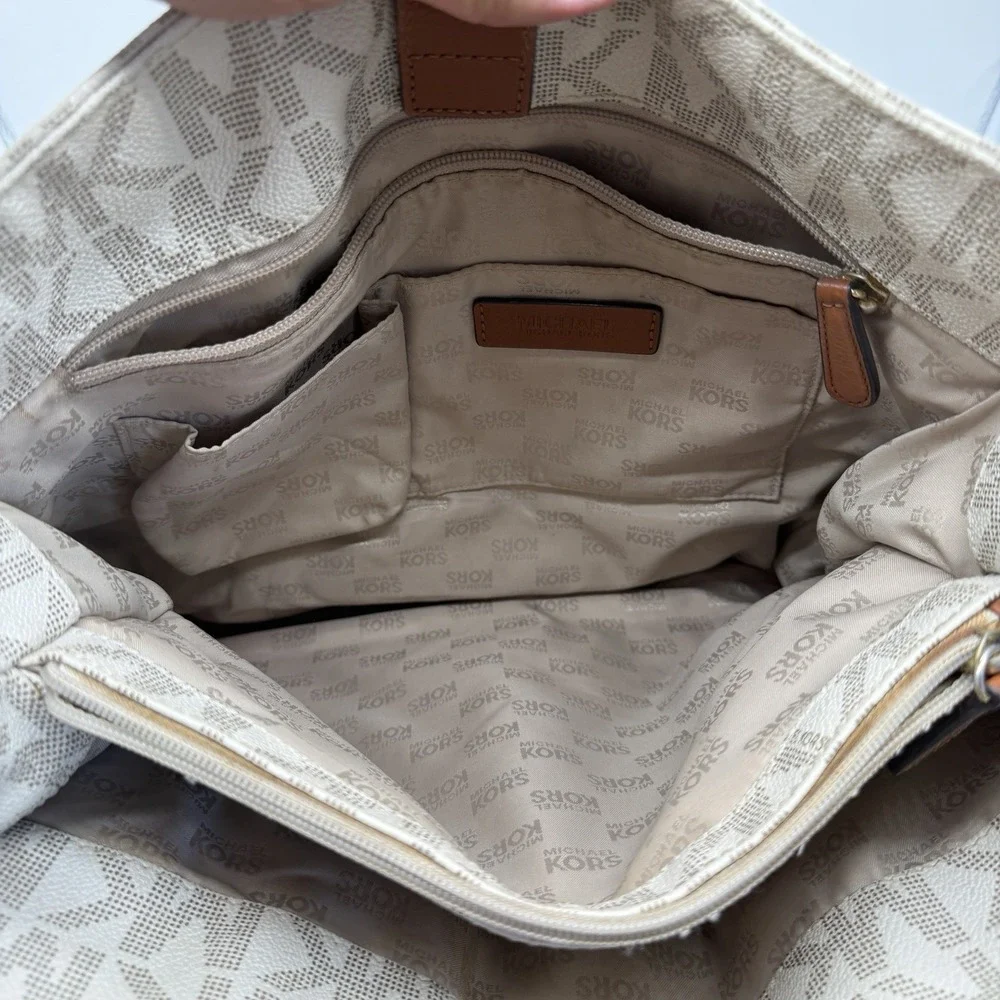 Michael Kors Hamilton Tote Bag Vanilla Monogram Matching Wallet‎